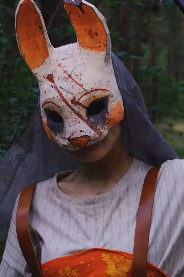 huntress-cosplay-brings-dead-by-daylights-woodland-nightmare-to-life-image-1